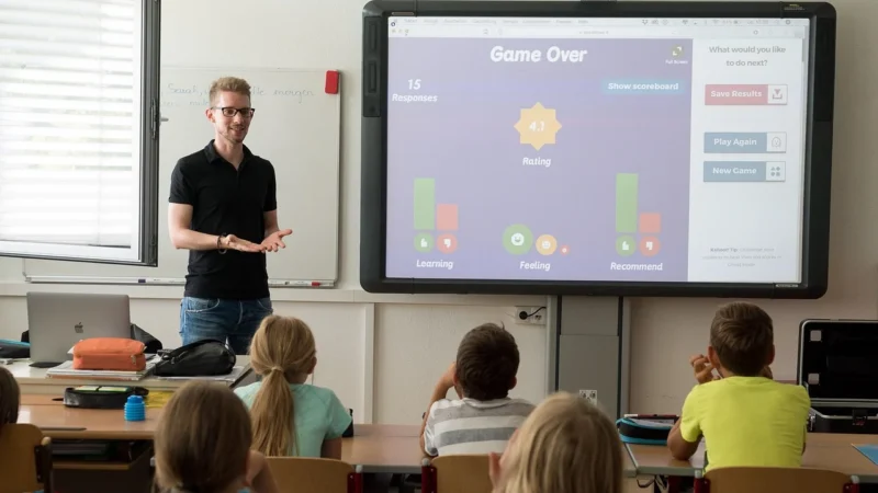 Infokioski i tablice multimedialne w szkołach — nowoczesne systemy obsługi uczniów
